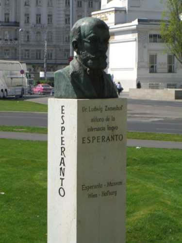 Ludwik Zamenhof hat die Plansprache Esperanto begründet.